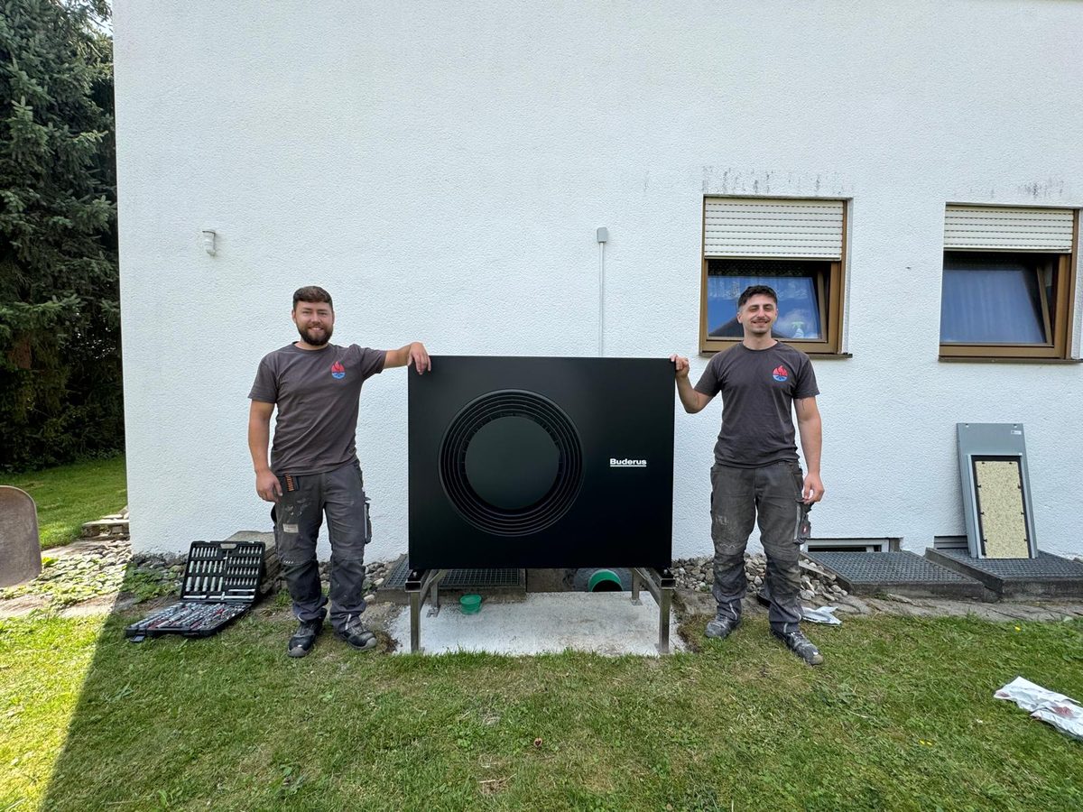 Daniel Birkle und Salvatore Mancari bei der Installation einer Buderus Wärmepumpe